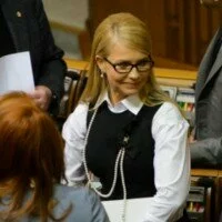 Тимошенко расплела знаменитую косу ради агитации за отставку Яценюка