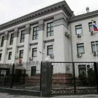 Возле посольства РФ в Киеве остается около 15 человек, акция завершается